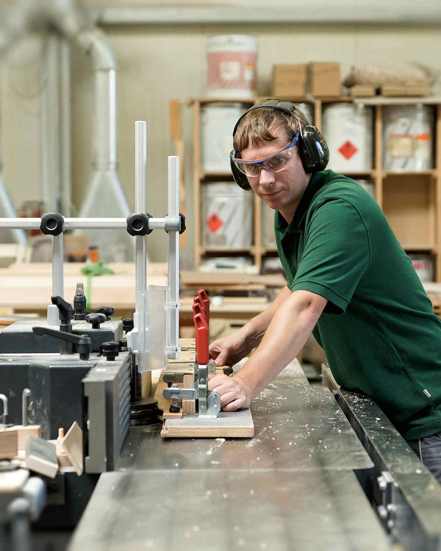 Mitarbeiter in der Produktion an der Säge Maschine
