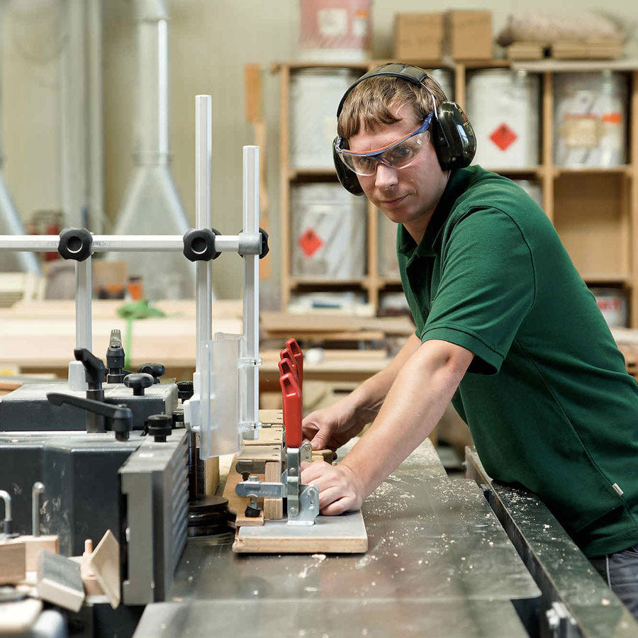 Mitarbeiter in der Produktion an der Säge Maschine