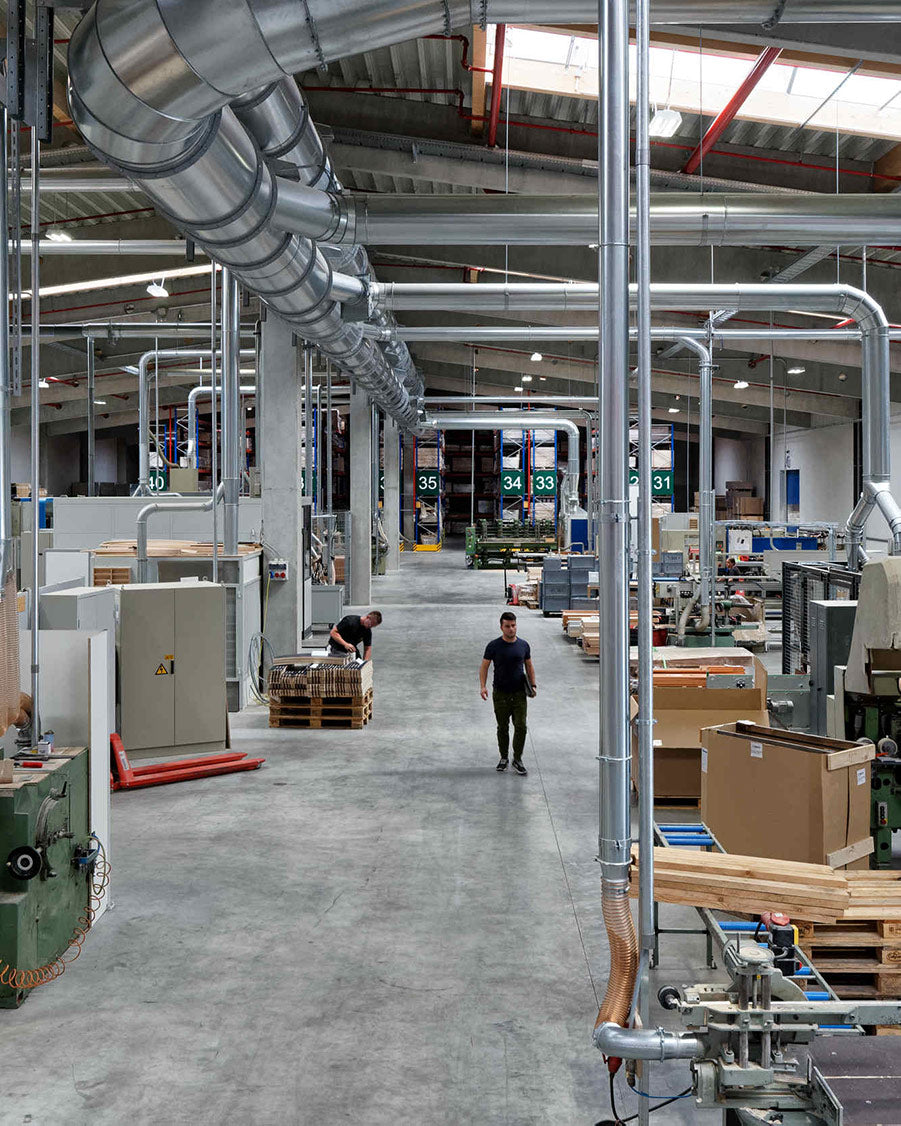 Mitarbeiter in der Produktionshalle